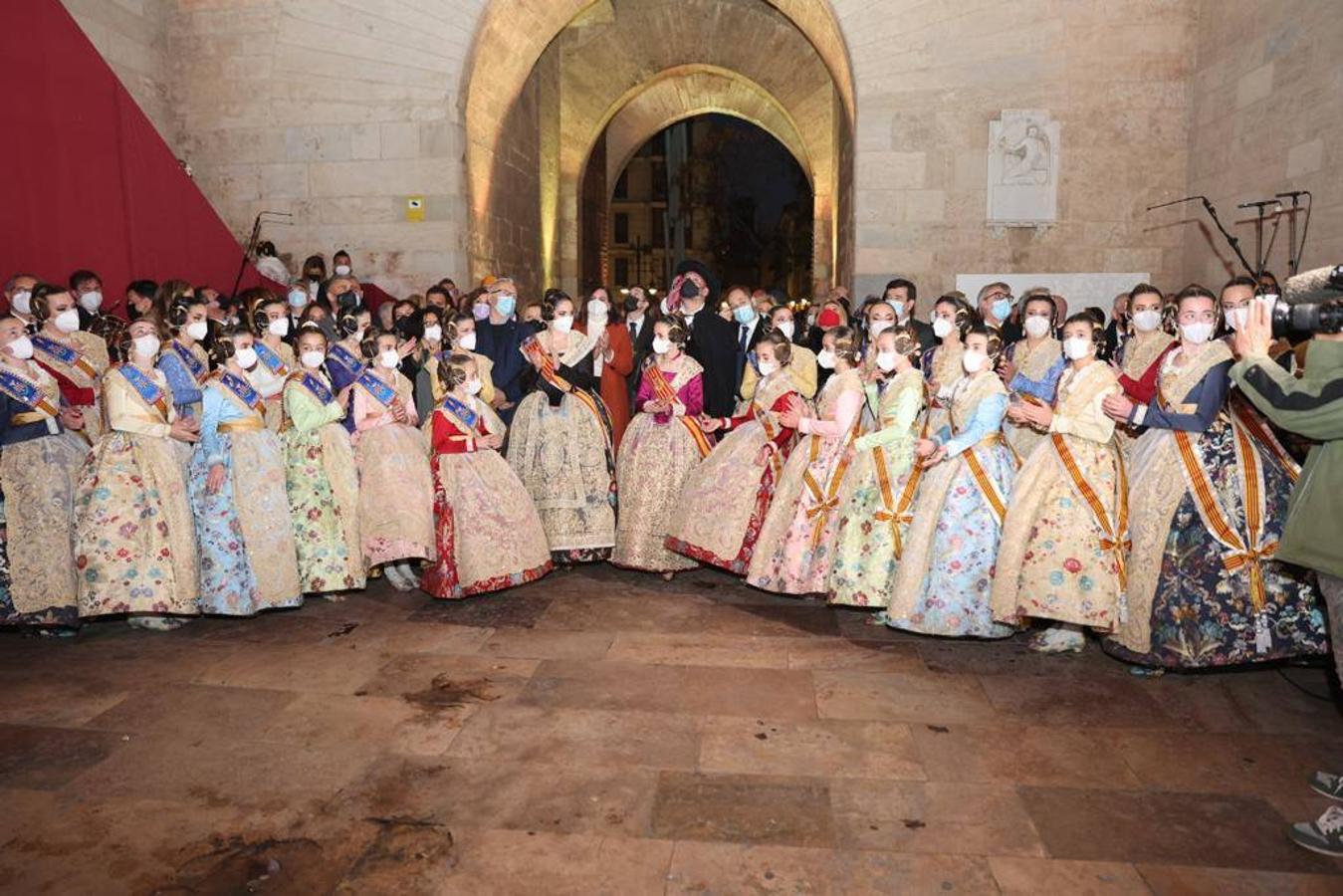 Valencia da la bienvenida a las Fallas 2022 este domingo con la Crida. Las Falleras Mayores de Valencia llaman a los falleros, vecinos y turistas a disfrutar de las fiestas josefinas. El entorno de las Torres de Serranos se ha llenado de música, color y, sobre todo, ilusión por devolver la fiesta a la ciudad. 