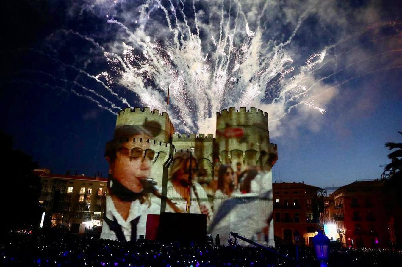 Valencia da la bienvenida a las Fallas 2022 este domingo con la Crida. Las Falleras Mayores de Valencia llaman a los falleros, vecinos y turistas a disfrutar de las fiestas josefinas. El entorno de las Torres de Serranos se ha llenado de música, color y, sobre todo, ilusión por devolver la fiesta a la ciudad. 