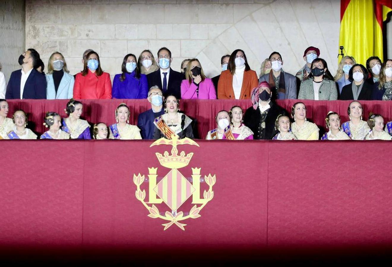 Valencia da la bienvenida a las Fallas 2022 este domingo con la Crida. Las Falleras Mayores de Valencia llaman a los falleros, vecinos y turistas a disfrutar de las fiestas josefinas. El entorno de las Torres de Serranos se ha llenado de música, color y, sobre todo, ilusión por devolver la fiesta a la ciudad. 