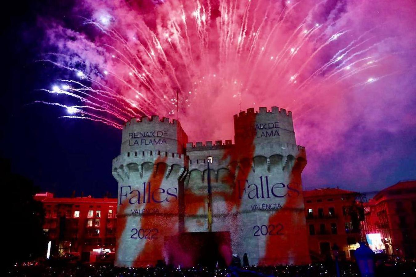 Valencia da la bienvenida a las Fallas 2022 este domingo con la Crida. Las Falleras Mayores de Valencia llaman a los falleros, vecinos y turistas a disfrutar de las fiestas josefinas. El entorno de las Torres de Serranos se ha llenado de música, color y, sobre todo, ilusión por devolver la fiesta a la ciudad. 