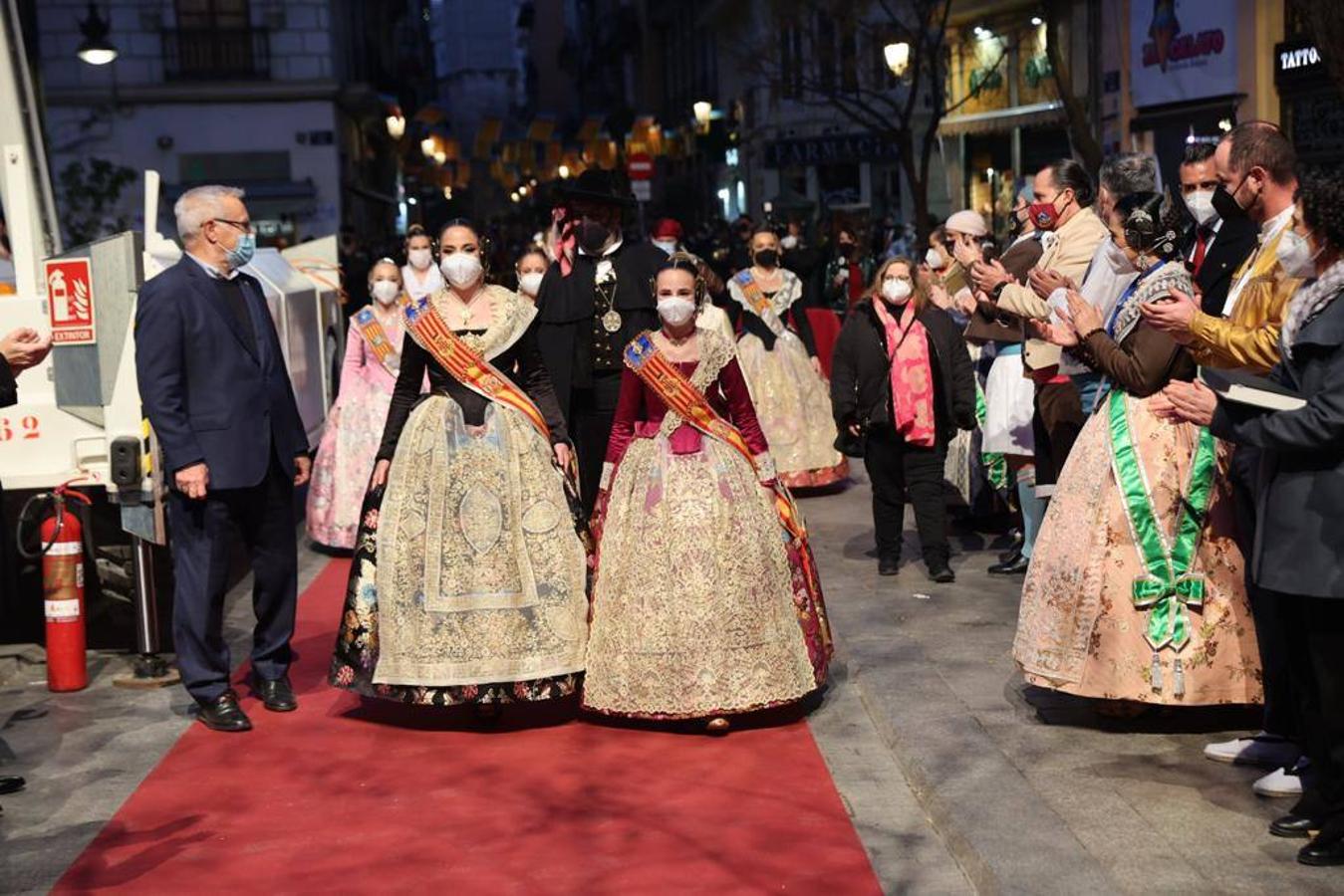 Valencia da la bienvenida a las Fallas 2022 este domingo con la Crida. Las Falleras Mayores de Valencia llaman a los falleros, vecinos y turistas a disfrutar de las fiestas josefinas. El entorno de las Torres de Serranos se ha llenado de música, color y, sobre todo, ilusión por devolver la fiesta a la ciudad. 