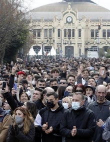 Imagen secundaria 2 - Senyera ondeada frente al balcón, y público de la mascletà.