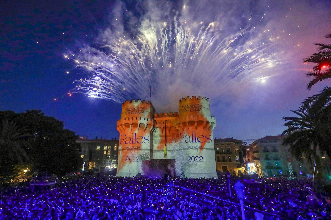 Valencia da la bienvenida a las Fallas 2022 este domingo con la Crida. Las Falleras Mayores de Valencia llaman a los falleros, vecinos y turistas a disfrutar de las fiestas josefinas. El entorno de las Torres de Serranos se ha llenado de música, color y, sobre todo, ilusión por devolver la fiesta a la ciudad. 