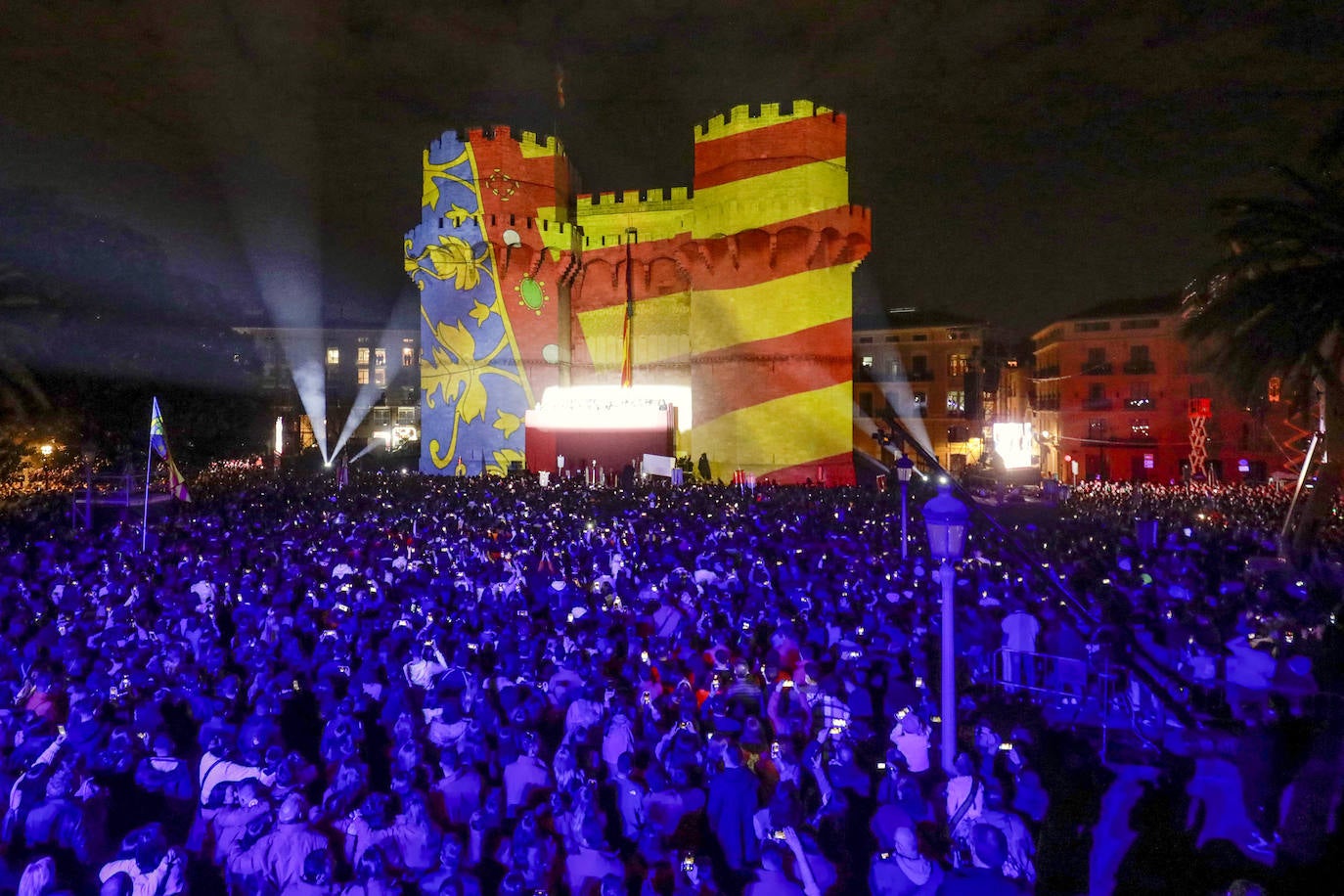 Valencia da la bienvenida a las Fallas 2022 este domingo con la Crida. Las Falleras Mayores de Valencia llaman a los falleros, vecinos y turistas a disfrutar de las fiestas josefinas. El entorno de las Torres de Serranos se ha llenado de música, color y, sobre todo, ilusión por devolver la fiesta a la ciudad. 