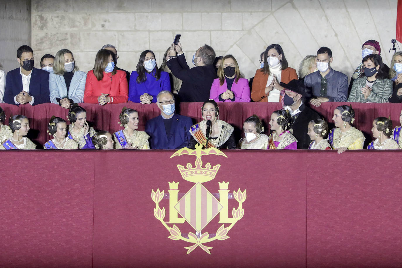 Valencia da la bienvenida a las Fallas 2022 este domingo con la Crida. Las Falleras Mayores de Valencia llaman a los falleros, vecinos y turistas a disfrutar de las fiestas josefinas. El entorno de las Torres de Serranos se ha llenado de música, color y, sobre todo, ilusión por devolver la fiesta a la ciudad. 