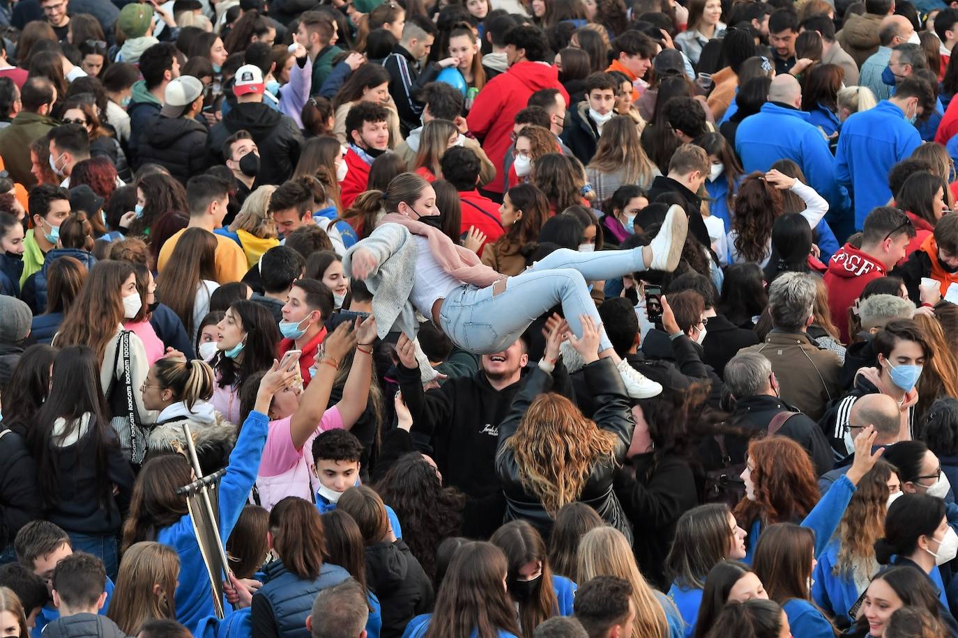 Valencia da la bienvenida a las Fallas 2022 este domingo con la Crida. Las Falleras Mayores de Valencia llaman a los falleros, vecinos y turistas a disfrutar de las fiestas josefinas. El entorno de las Torres de Serranos se ha llenado de música, color y, sobre todo, ilusión por devolver la fiesta a la ciudad. 