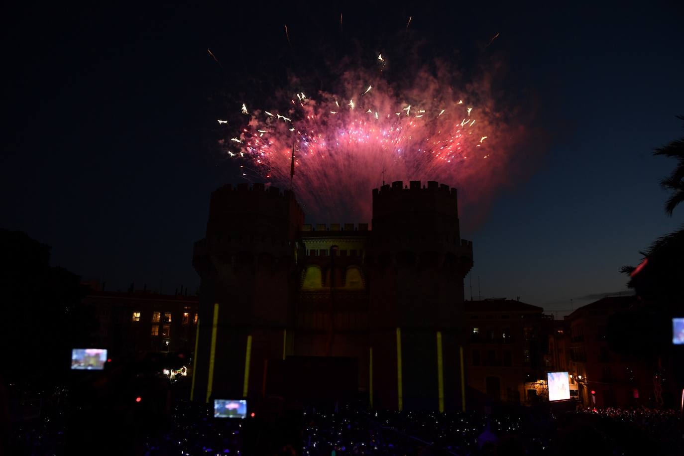 Valencia da la bienvenida a las Fallas 2022 este domingo con la Crida. Las Falleras Mayores de Valencia llaman a los falleros, vecinos y turistas a disfrutar de las fiestas josefinas. El entorno de las Torres de Serranos se ha llenado de música, color y, sobre todo, ilusión por devolver la fiesta a la ciudad. 