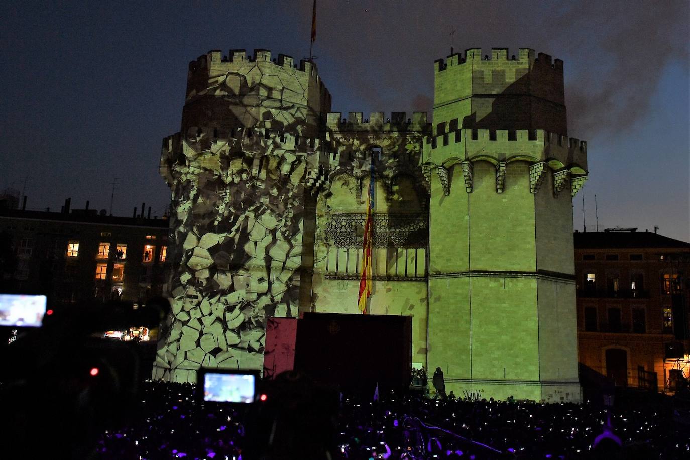 Valencia da la bienvenida a las Fallas 2022 este domingo con la Crida. Las Falleras Mayores de Valencia llaman a los falleros, vecinos y turistas a disfrutar de las fiestas josefinas. El entorno de las Torres de Serranos se ha llenado de música, color y, sobre todo, ilusión por devolver la fiesta a la ciudad. 