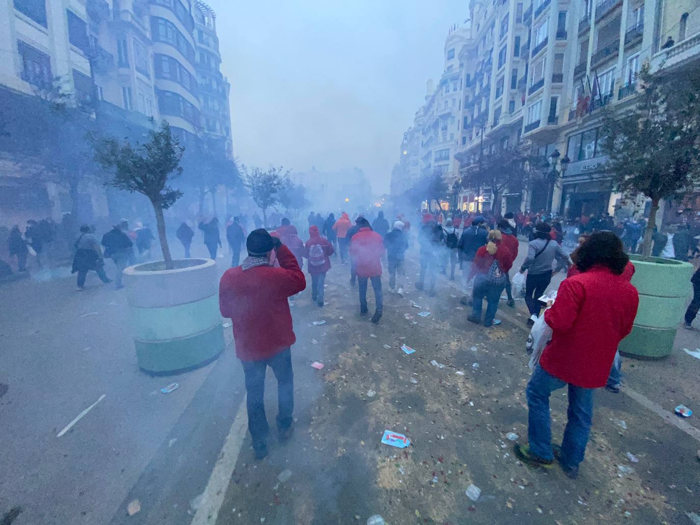 La macrodespertà de las Fallas 2022. Cientos de falleros lanzan miles de petardos en el primer gran acto del día de la Crida. 