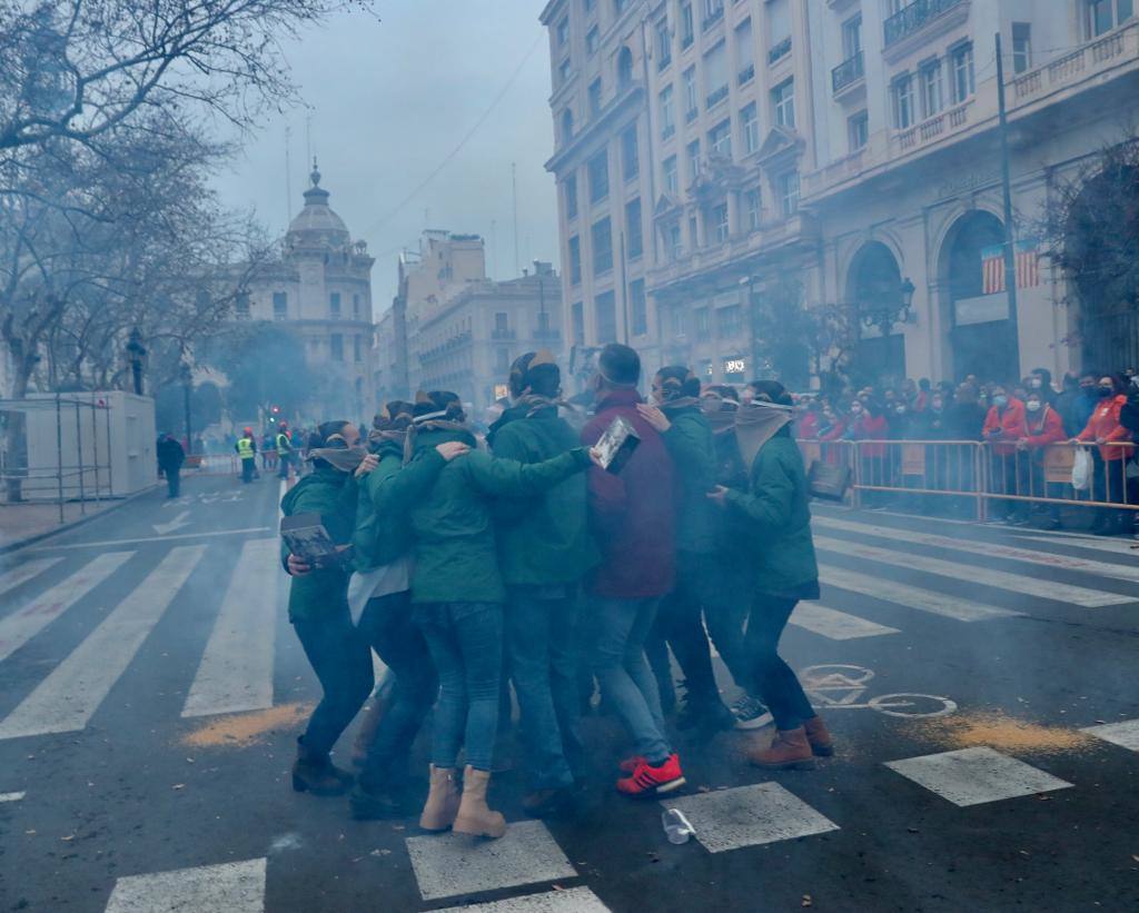 La macrodespertà de las Fallas 2022. Cientos de falleros lanzan miles de petardos en el primer gran acto del día de la Crida. 