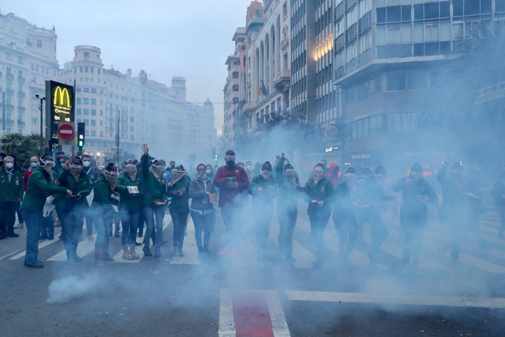 La macrodespertà de las Fallas 2022. Cientos de falleros lanzan miles de petardos en el primer gran acto del día de la Crida. 