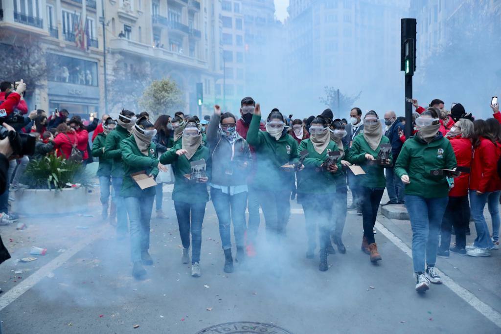 La macrodespertà de las Fallas 2022. Cientos de falleros lanzan miles de petardos en el primer gran acto del día de la Crida. 