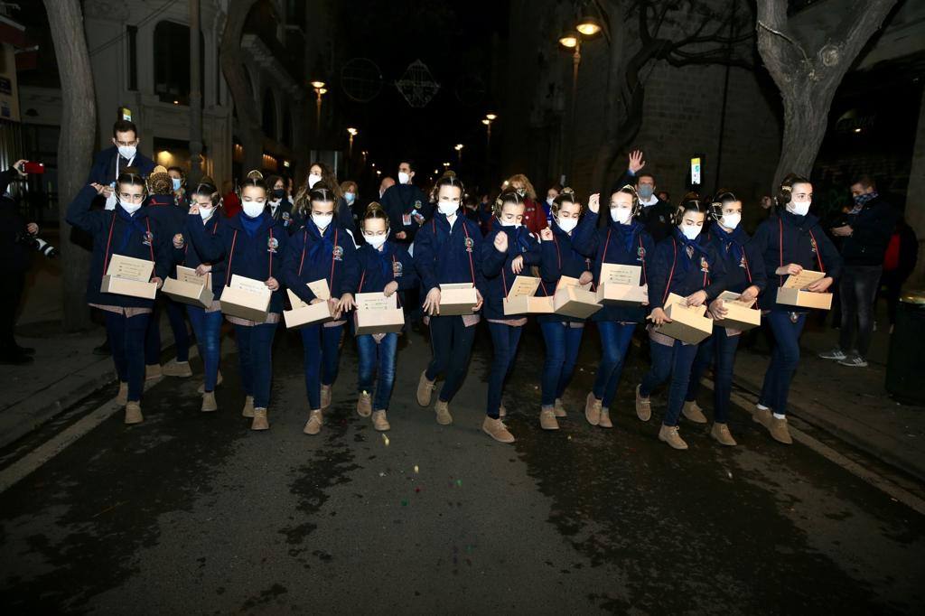 La macrodespertà de las Fallas 2022. Cientos de falleros lanzan miles de petardos en el primer gran acto del día de la Crida. 