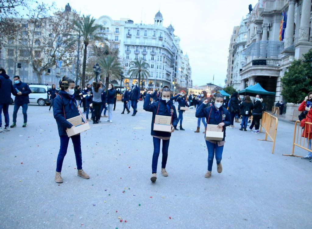 La macrodespertà de las Fallas 2022. Cientos de falleros lanzan miles de petardos en el primer gran acto del día de la Crida. 