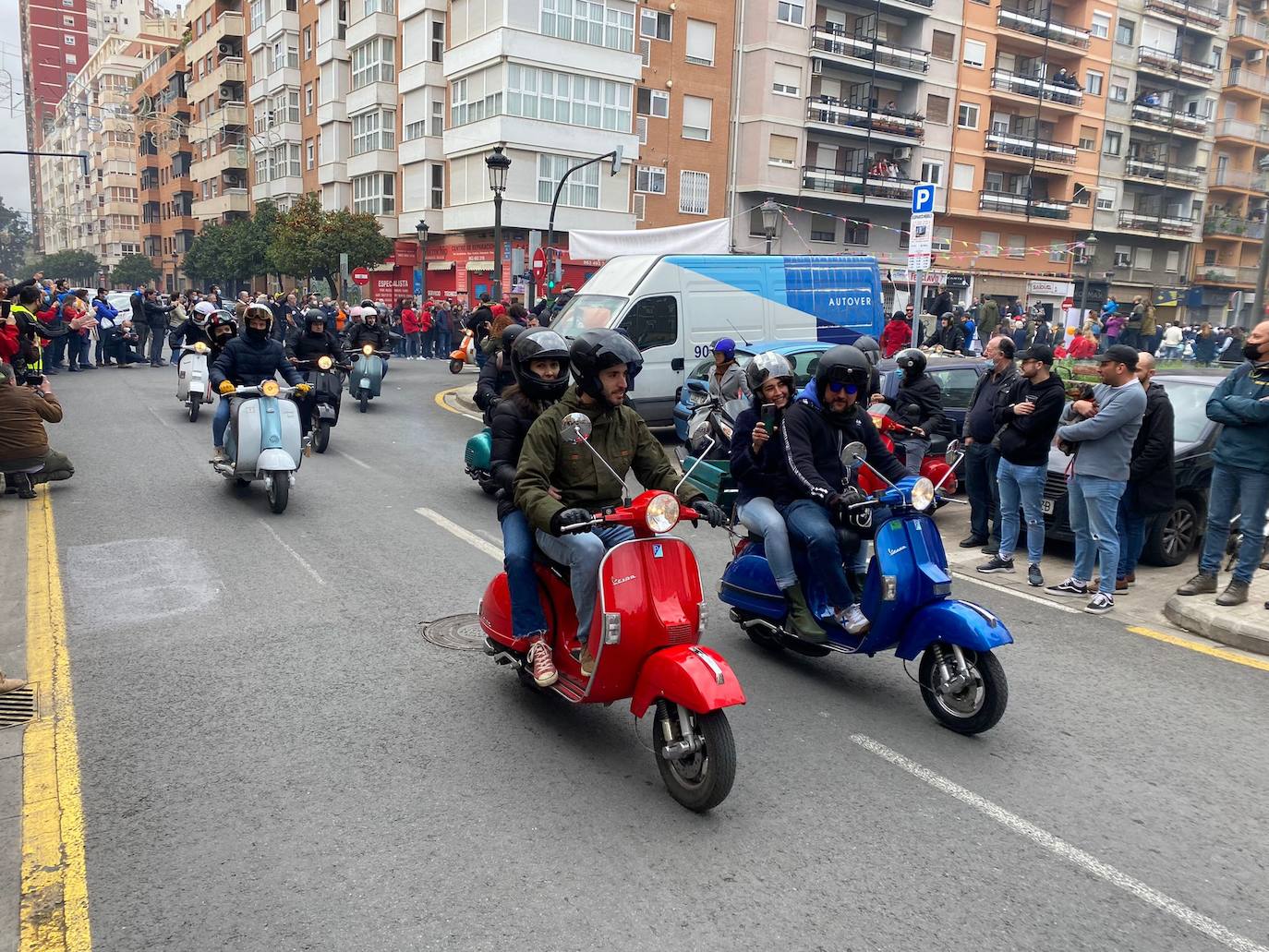 Vespalafalla: la concentración motera para empezar las Fallas 2022. Centenares de motos, principalmente Lambretta, se concentran en la calle Lérida de Valencia el domingo 27 de febrero. 