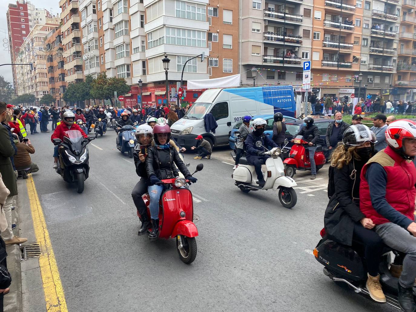 Vespalafalla: la concentración motera para empezar las Fallas 2022. Centenares de motos, principalmente Lambretta, se concentran en la calle Lérida de Valencia el domingo 27 de febrero. 