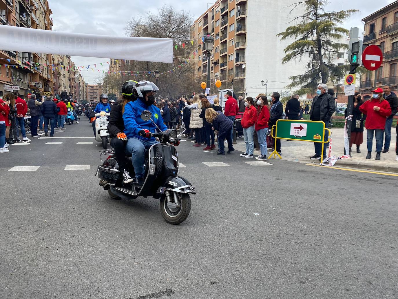 Vespalafalla: la concentración motera para empezar las Fallas 2022. Centenares de motos, principalmente Lambretta, se concentran en la calle Lérida de Valencia el domingo 27 de febrero. 