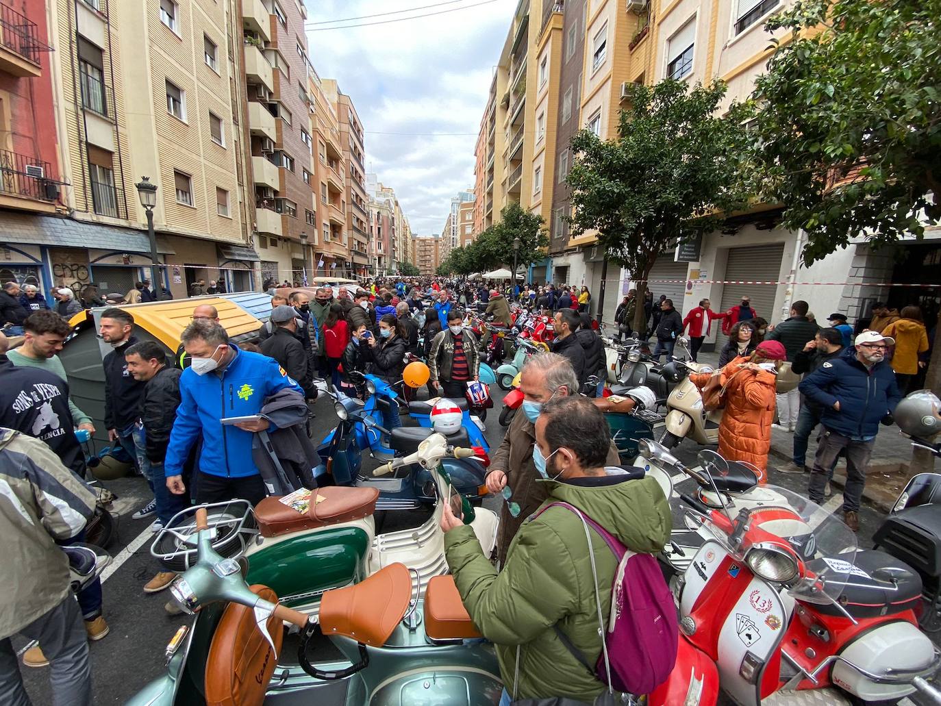 Vespalafalla: la concentración motera para empezar las Fallas 2022. Centenares de motos, principalmente Lambretta, se concentran en la calle Lérida de Valencia el domingo 27 de febrero. 