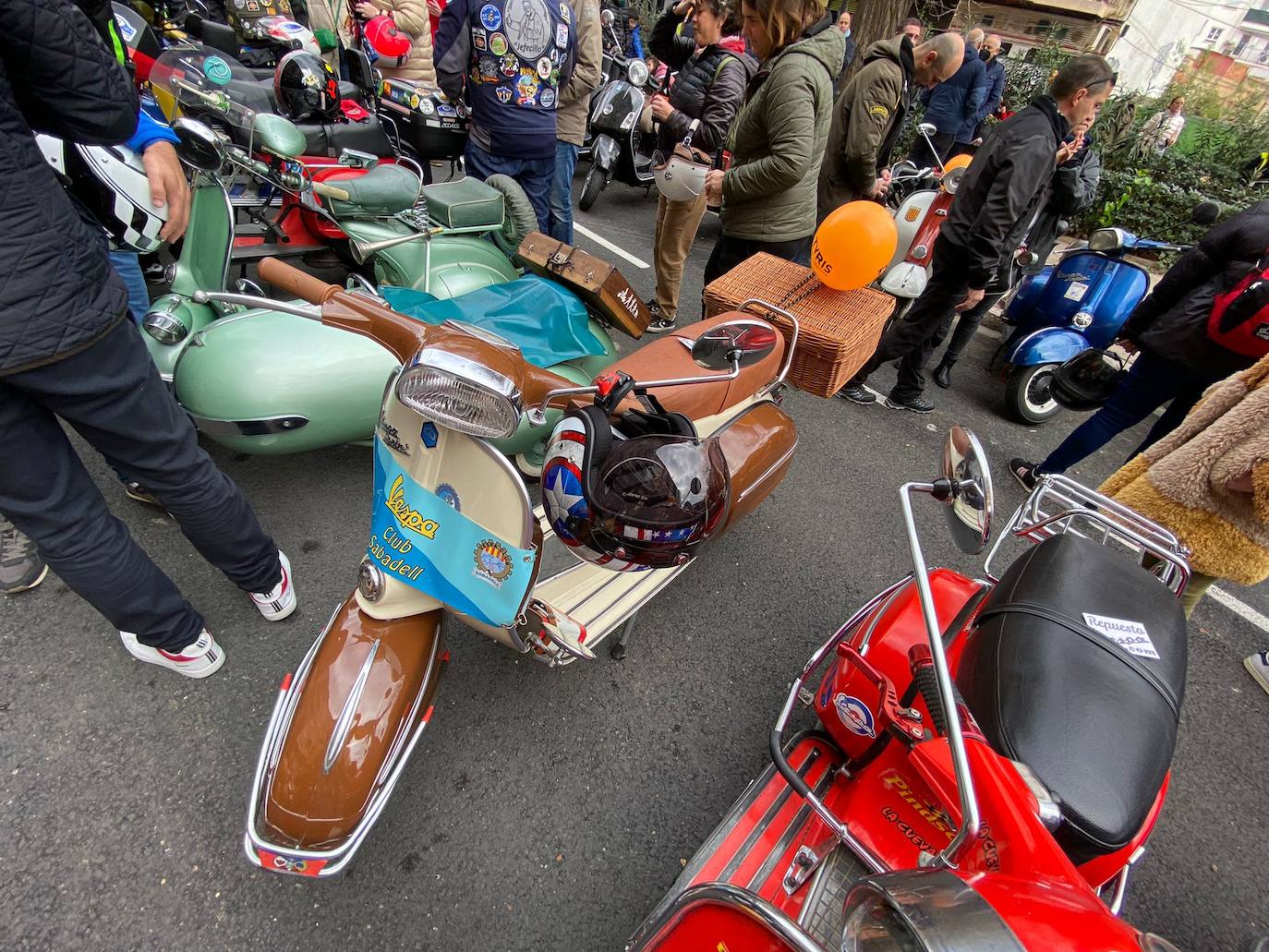 Vespalafalla: la concentración motera para empezar las Fallas 2022. Centenares de motos, principalmente Lambretta, se concentran en la calle Lérida de Valencia el domingo 27 de febrero. 