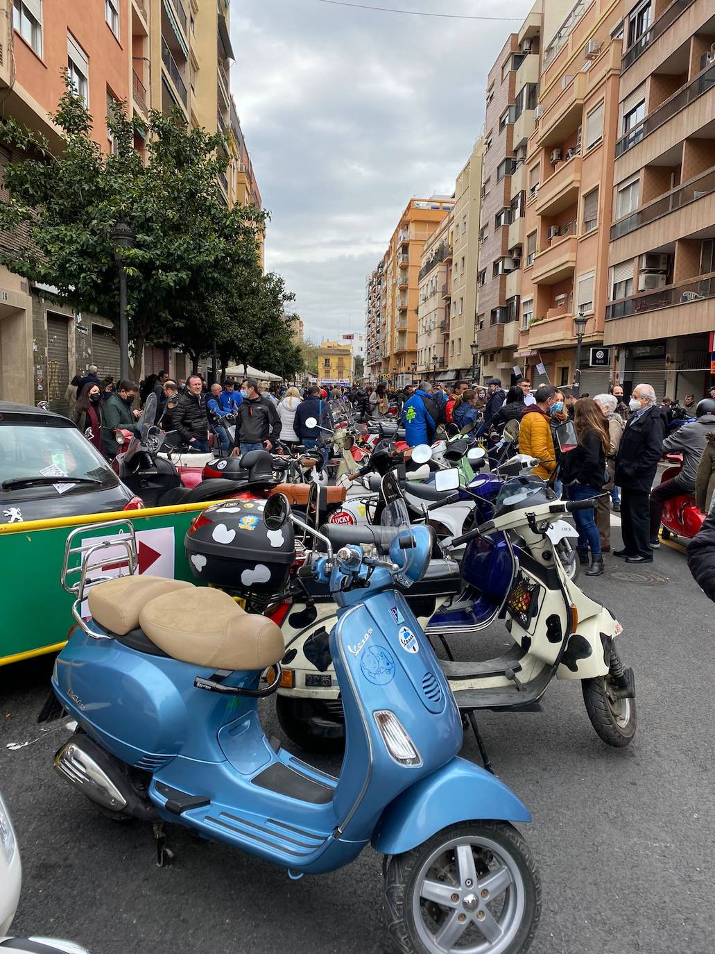 Vespalafalla: la concentración motera para empezar las Fallas 2022. Centenares de motos, principalmente Lambretta, se concentran en la calle Lérida de Valencia el domingo 27 de febrero. 