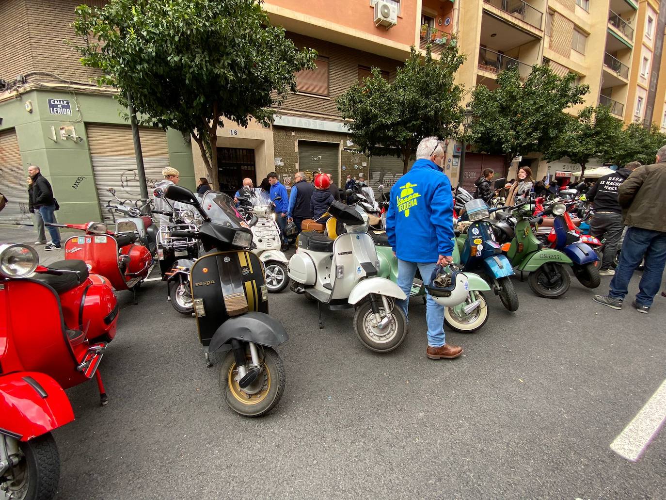 Vespalafalla: la concentración motera para empezar las Fallas 2022. Centenares de motos, principalmente Lambretta, se concentran en la calle Lérida de Valencia el domingo 27 de febrero. 