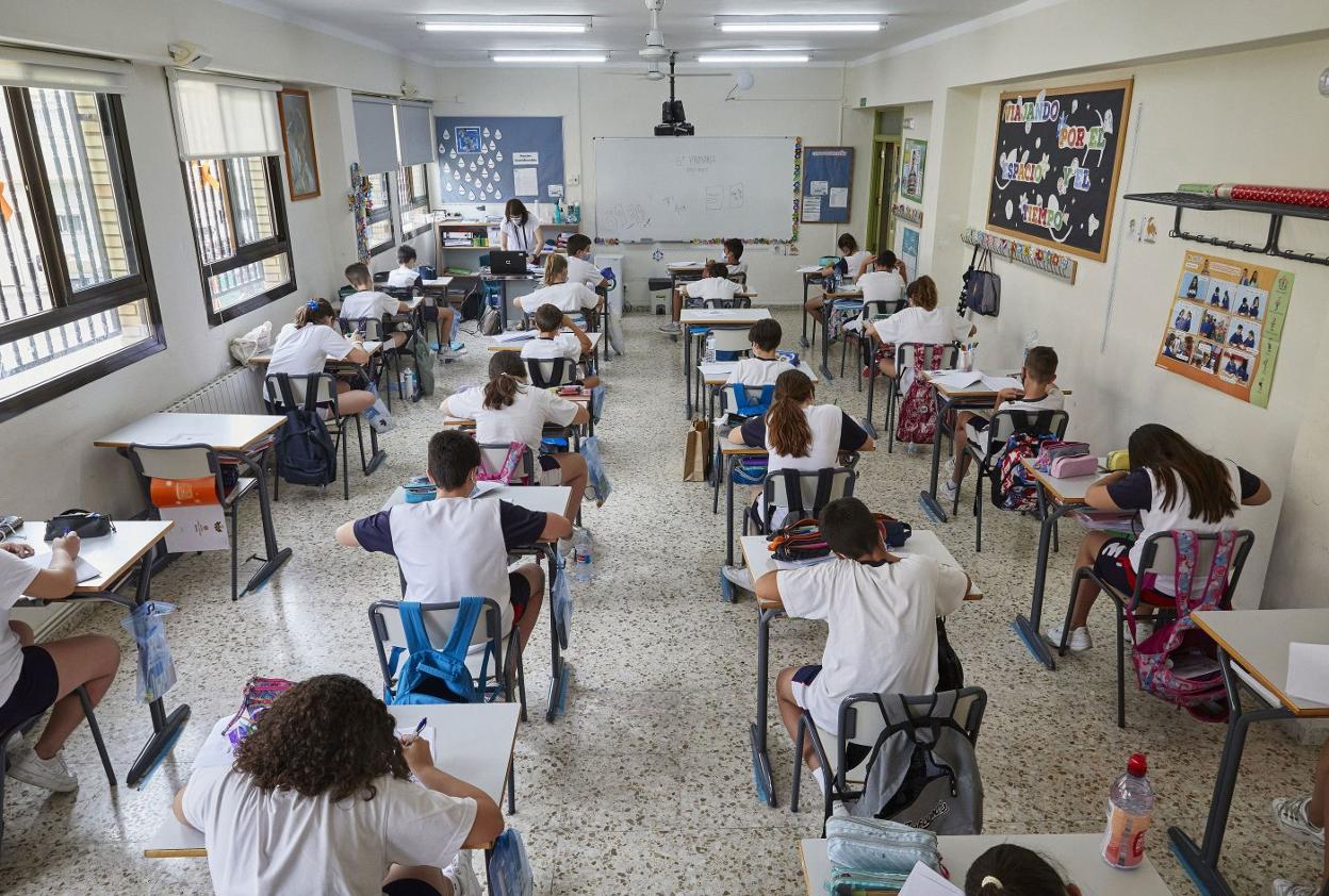 Los alumnos trabajan en un aula.