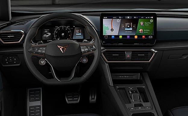 Diseño muy deportivo para el volante, y no deja atrás la tecnología con dos pantallas.