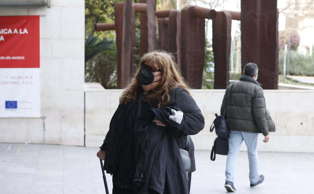 La directora del centro de protección a su llegada a la Ciudad de la Justicia. 