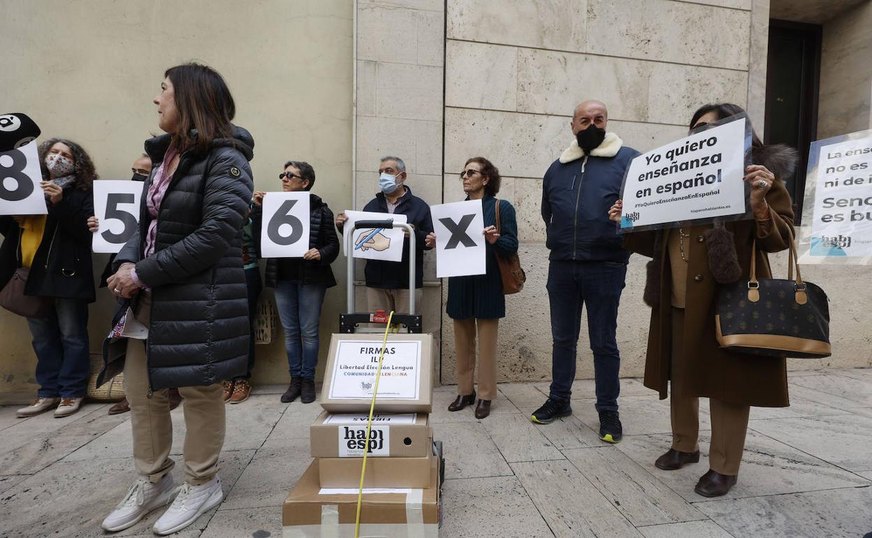 Miembros de Hablamos Español poco antes de presentar las firmas en Les Corts. 