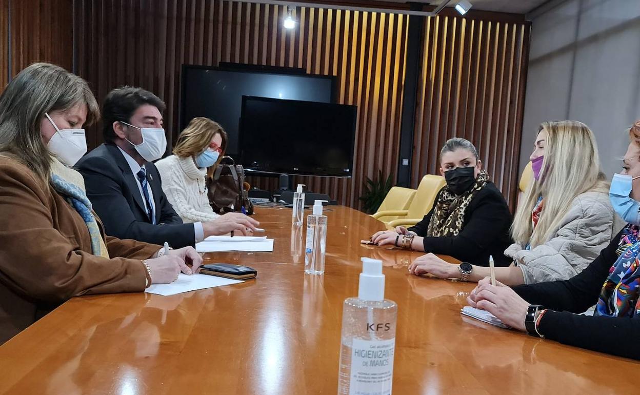 Imagen de la reunión entre ambas partes celebrada este domingo en el Ayuntamiento de Alicante. 