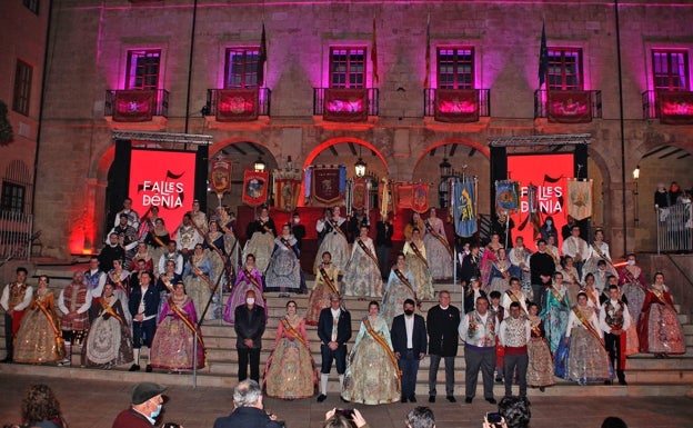 Imagen principal - Representas de la JLF y de las comisiones, la falla Campaments con su premio y Safir y Martina. 