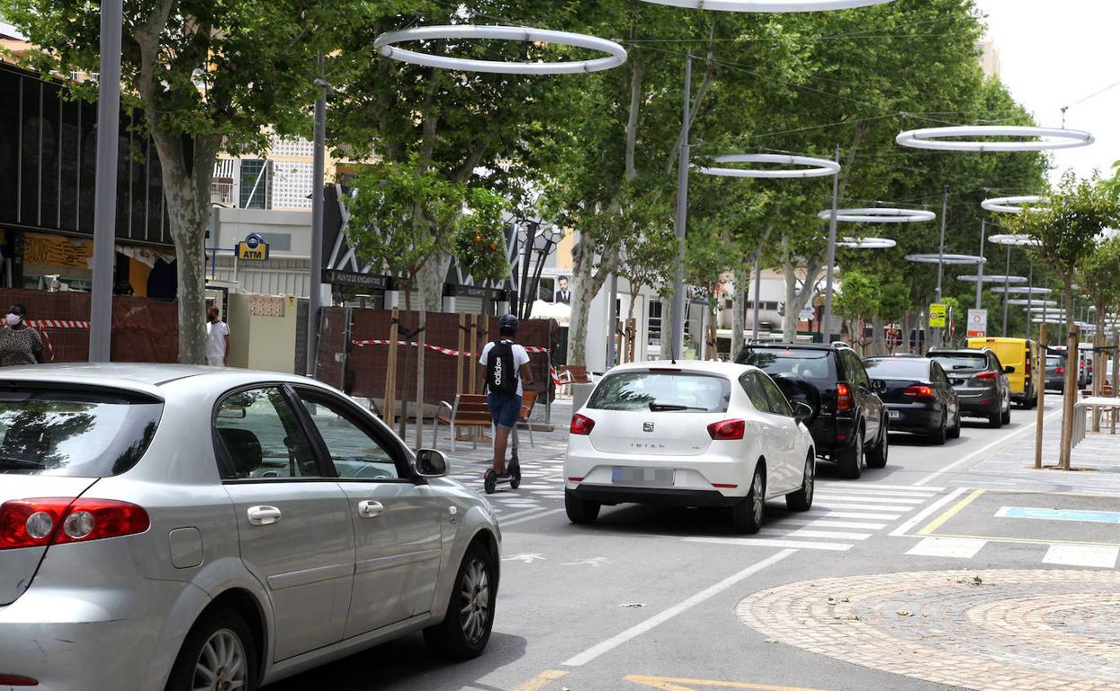 Imagen de archivo de una persona circulando en patinete por Benidorm. 