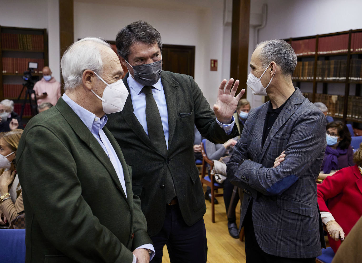 Fotos: Los periodistas Juan Fernández Miranda y Javier Chicote presentan en el Aula LAS PROVINCIAS su libro &#039;El jefe de los espías&#039;