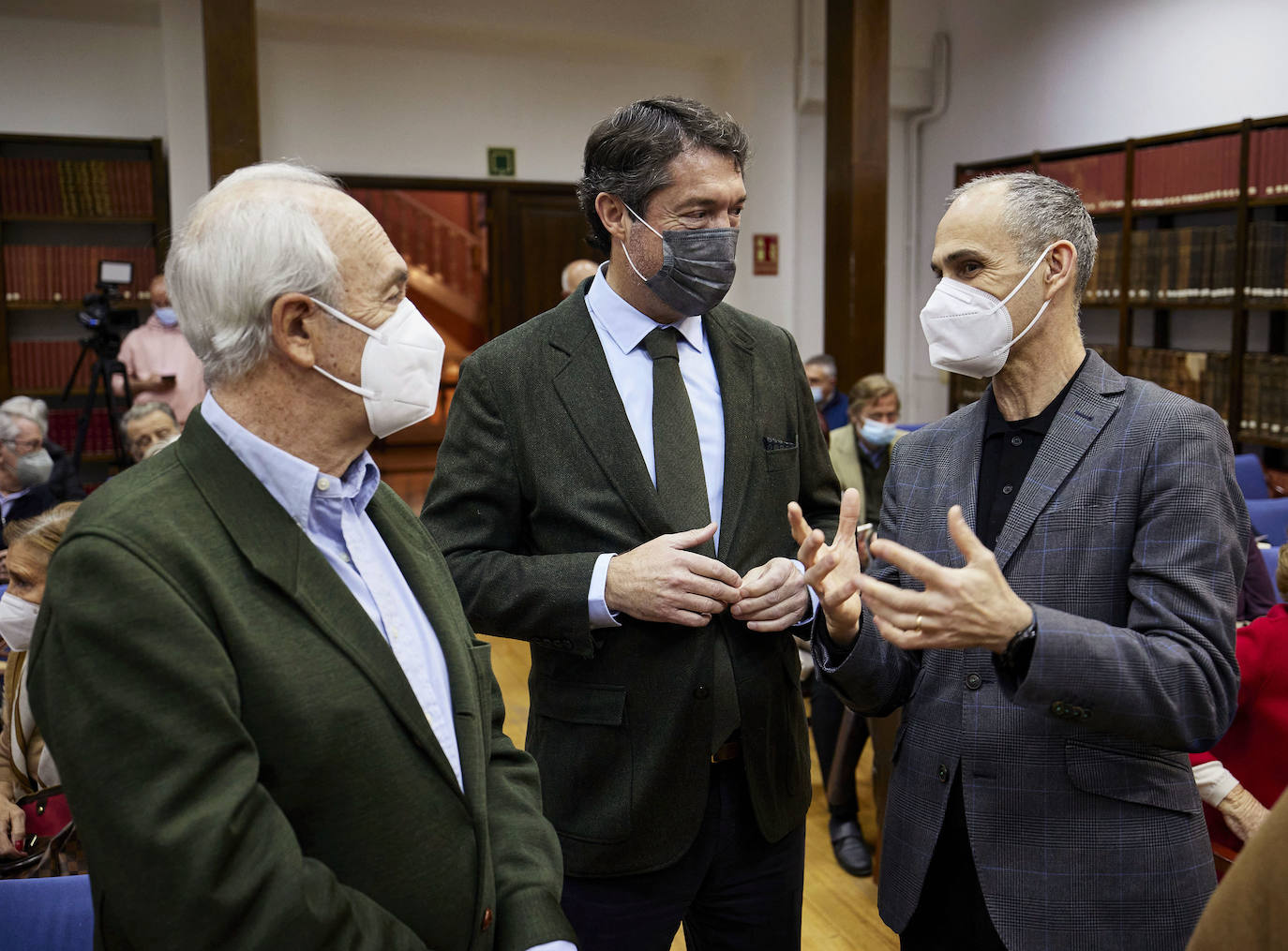 Fotos: Los periodistas Juan Fernández Miranda y Javier Chicote presentan en el Aula LAS PROVINCIAS su libro &#039;El jefe de los espías&#039;