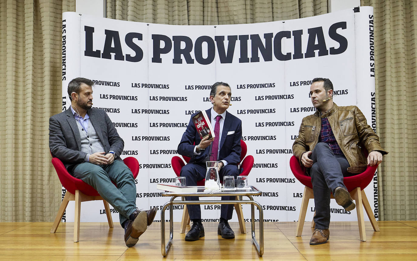 Fotos: Los periodistas Juan Fernández Miranda y Javier Chicote presentan en el Aula LAS PROVINCIAS su libro &#039;El jefe de los espías&#039;