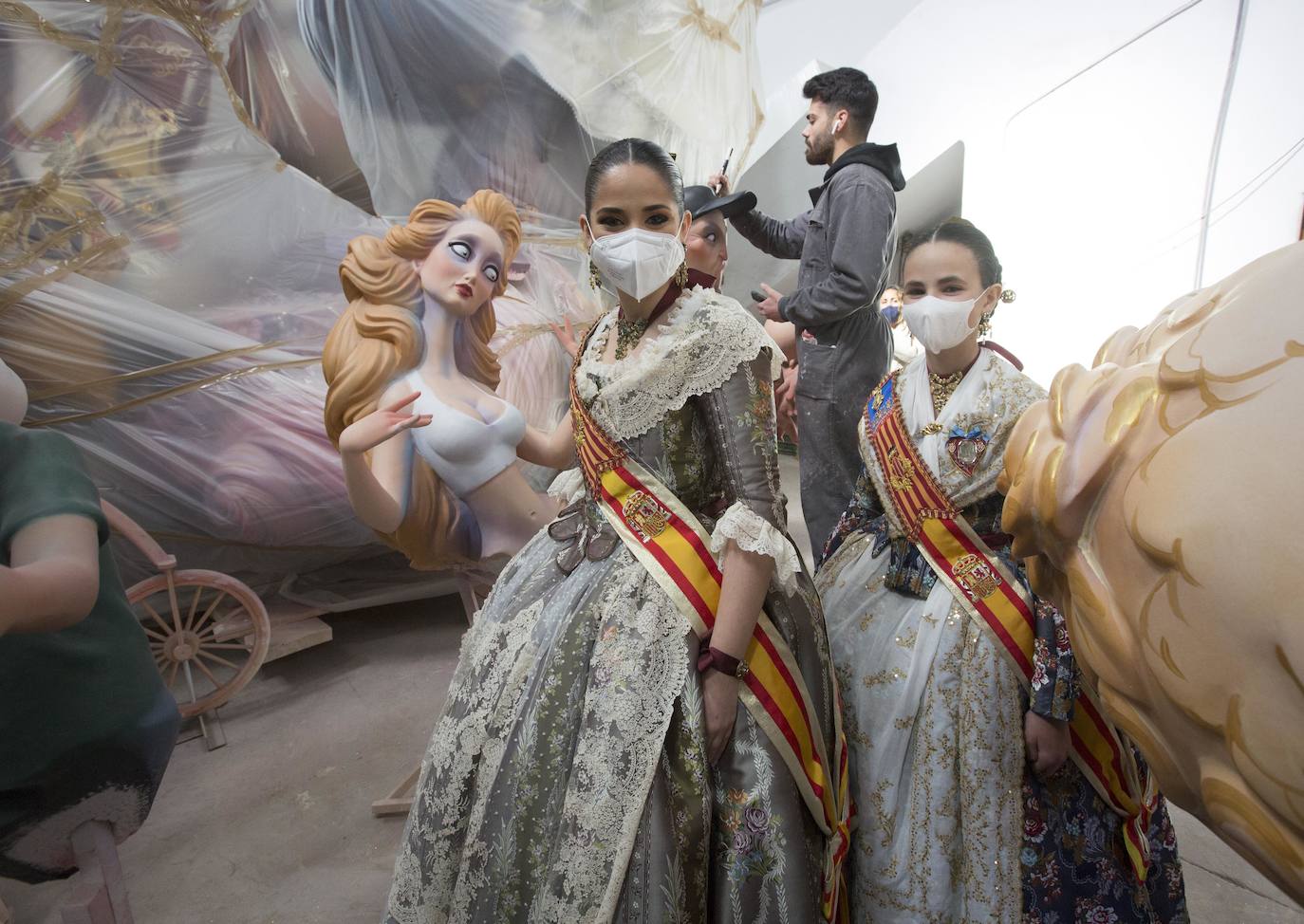 Las falleras mayores de Valencia, Carmen Martín y Nerea López, acompañadas de sus cortes de honor, se han acercado este martes a conocer los trabajos de los artistas falleros antes de que los ninots salgan a las calles. 