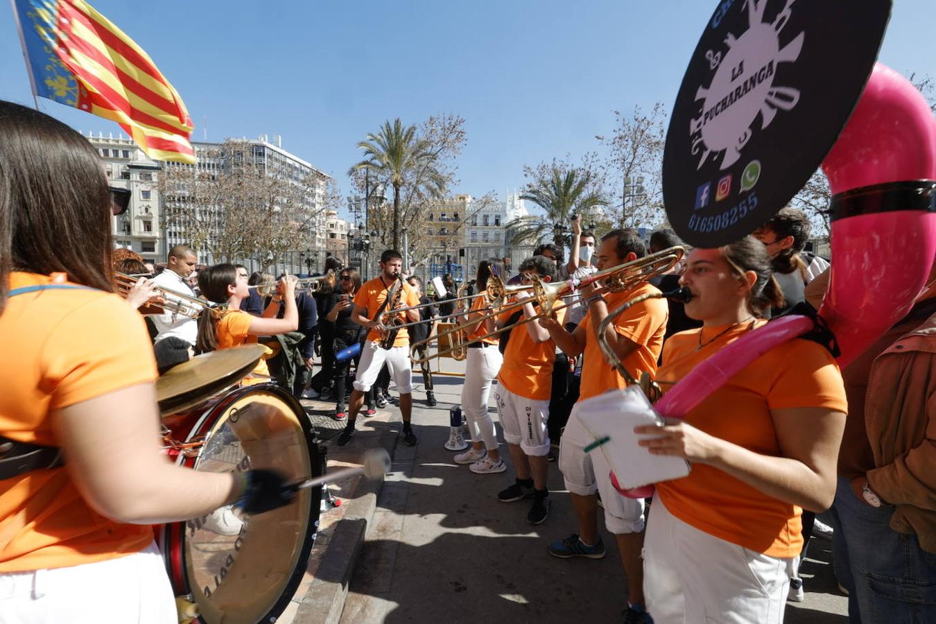 La plaza del Ayuntamiento vuelve llenarse ruido, pólvora y ambiente fallero con las mascletaes despuñes de dos años sin celebrarse por la pandemia del coronavirus. Desde este martes hasta el día 19, la céntrica plaza disparará cada día una mascletà. El día 1 ha sido el turno de la pirotecnia Peñarroja.