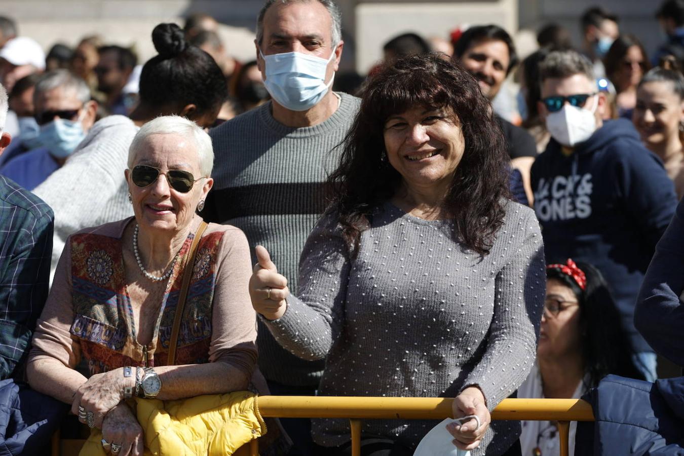 La plaza del Ayuntamiento vuelve llenarse ruido, pólvora y ambiente fallero con las mascletaes despuñes de dos años sin celebrarse por la pandemia del coronavirus. Desde este martes hasta el día 19, la céntrica plaza disparará cada día una mascletà. El día 1 ha sido el turno de la pirotecnia Peñarroja.