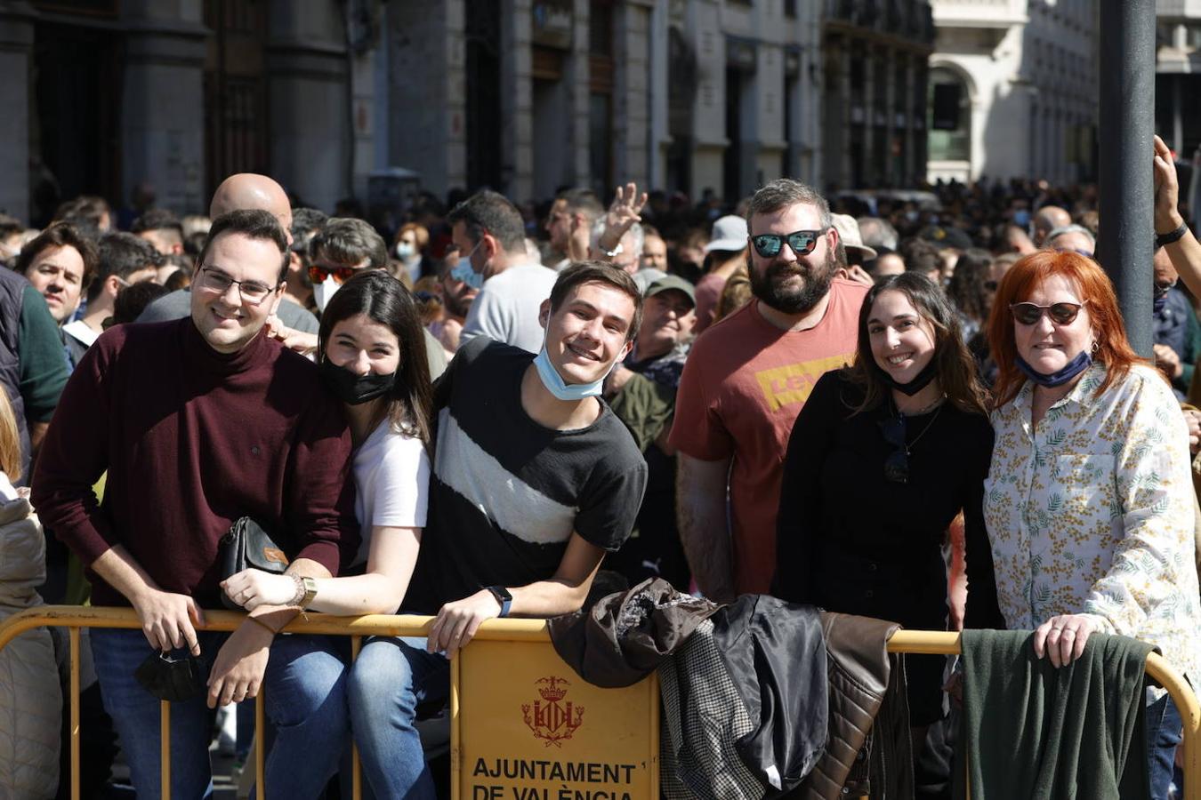 La plaza del Ayuntamiento vuelve llenarse ruido, pólvora y ambiente fallero con las mascletaes despuñes de dos años sin celebrarse por la pandemia del coronavirus. Desde este martes hasta el día 19, la céntrica plaza disparará cada día una mascletà. El día 1 ha sido el turno de la pirotecnia Peñarroja.