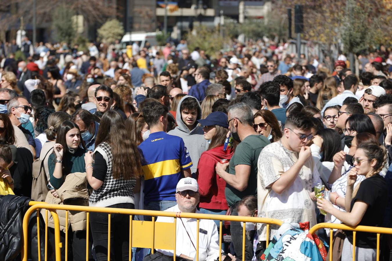 La plaza del Ayuntamiento vuelve llenarse ruido, pólvora y ambiente fallero con las mascletaes despuñes de dos años sin celebrarse por la pandemia del coronavirus. Desde este martes hasta el día 19, la céntrica plaza disparará cada día una mascletà. El día 1 ha sido el turno de la pirotecnia Peñarroja.