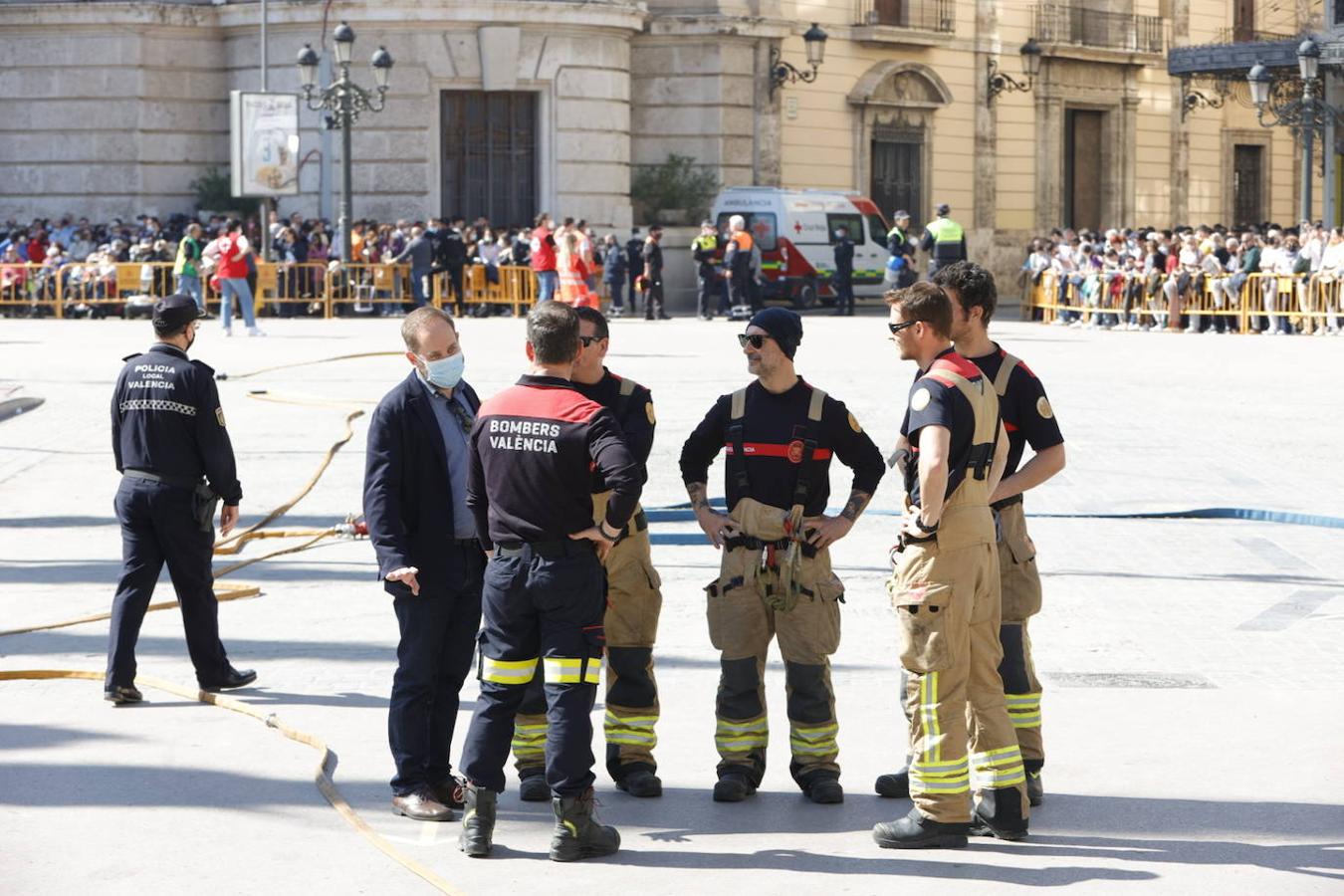 La plaza del Ayuntamiento vuelve llenarse ruido, pólvora y ambiente fallero con las mascletaes despuñes de dos años sin celebrarse por la pandemia del coronavirus. Desde este martes hasta el día 19, la céntrica plaza disparará cada día una mascletà. El día 1 ha sido el turno de la pirotecnia Peñarroja.