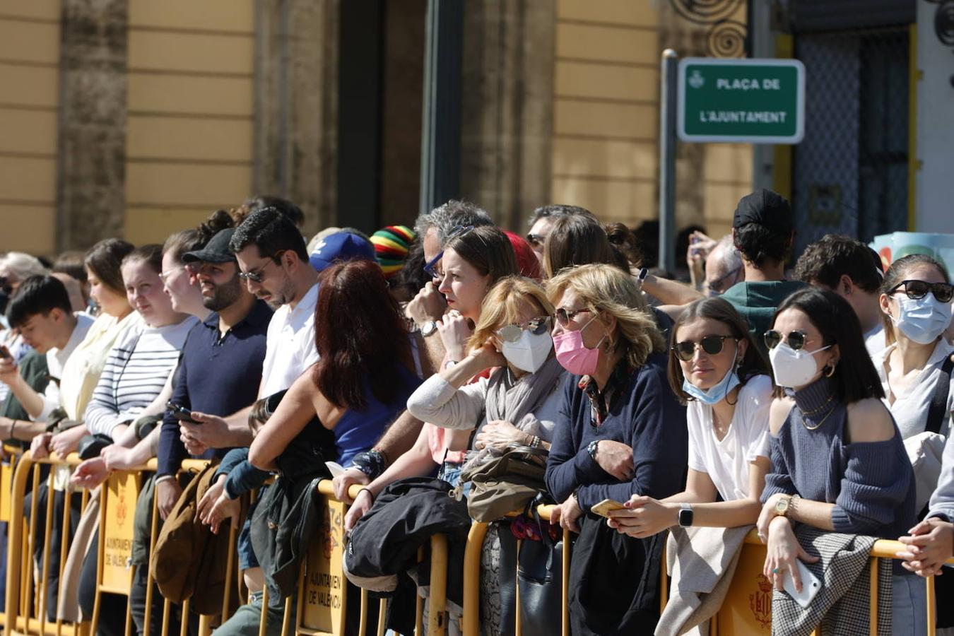 La plaza del Ayuntamiento vuelve llenarse ruido, pólvora y ambiente fallero con las mascletaes despuñes de dos años sin celebrarse por la pandemia del coronavirus. Desde este martes hasta el día 19, la céntrica plaza disparará cada día una mascletà. El día 1 ha sido el turno de la pirotecnia Peñarroja.