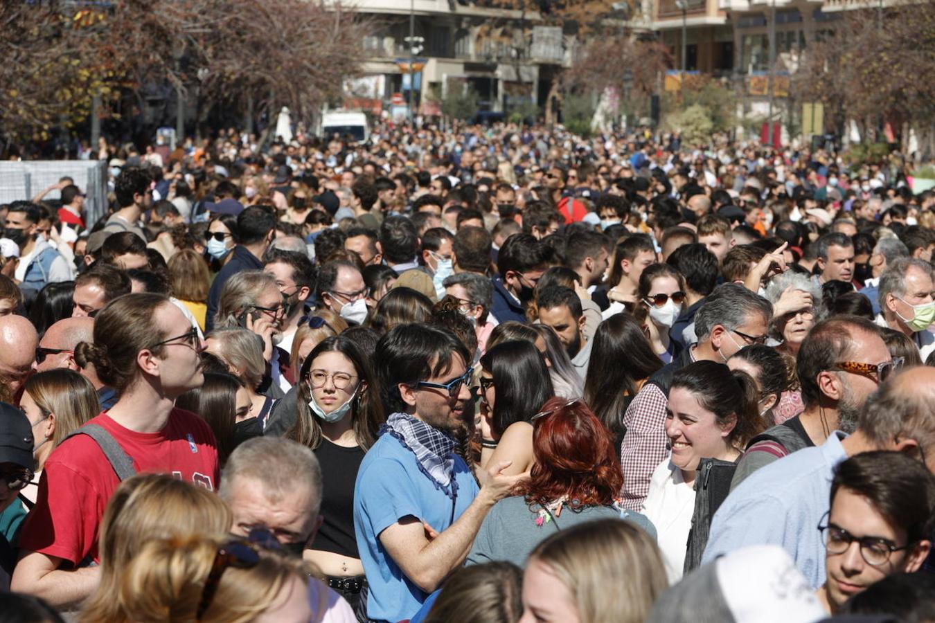 La plaza del Ayuntamiento vuelve llenarse ruido, pólvora y ambiente fallero con las mascletaes despuñes de dos años sin celebrarse por la pandemia del coronavirus. Desde este martes hasta el día 19, la céntrica plaza disparará cada día una mascletà. El día 1 ha sido el turno de la pirotecnia Peñarroja.