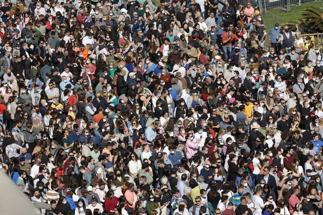 La plaza del Ayuntamiento vuelve llenarse ruido, pólvora y ambiente fallero con las mascletaes despuñes de dos años sin celebrarse por la pandemia del coronavirus. Desde este martes hasta el día 19, la céntrica plaza disparará cada día una mascletà. El día 1 ha sido el turno de la pirotecnia Peñarroja.