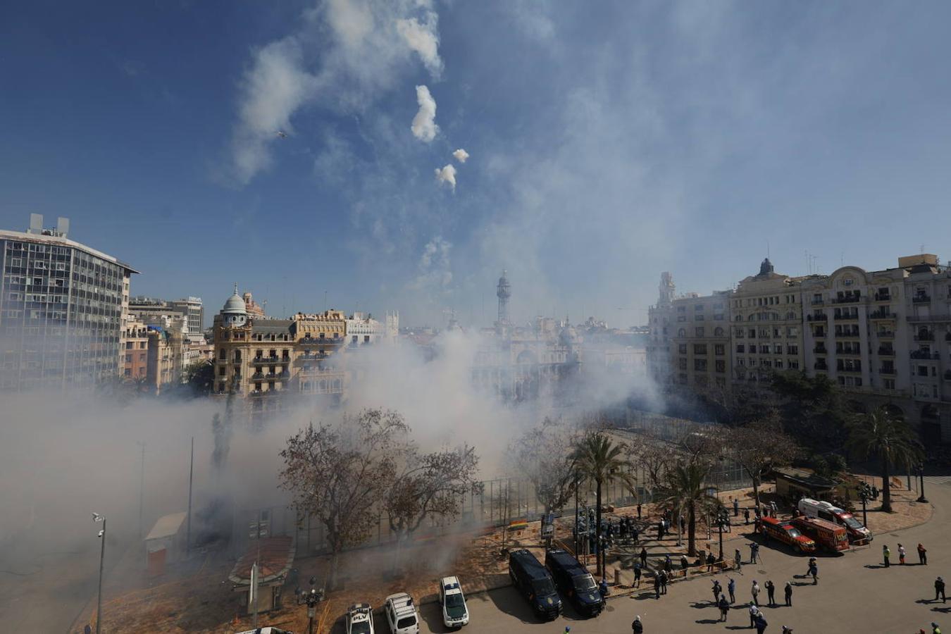 La plaza del Ayuntamiento vuelve llenarse ruido, pólvora y ambiente fallero con las mascletaes despuñes de dos años sin celebrarse por la pandemia del coronavirus. Desde este martes hasta el día 19, la céntrica plaza disparará cada día una mascletà. El día 1 ha sido el turno de la pirotecnia Peñarroja.