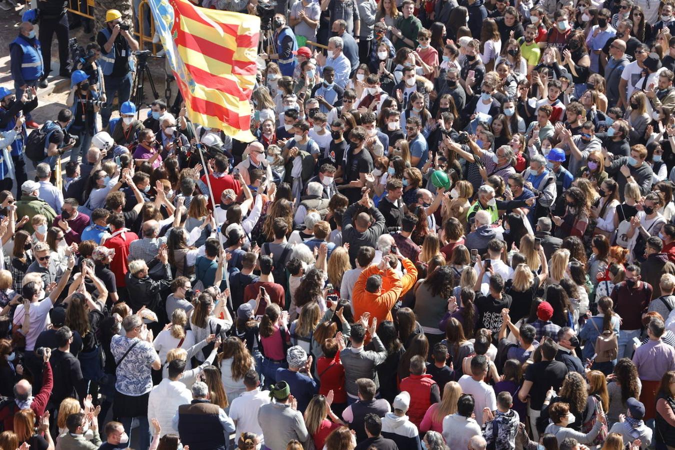 La plaza del Ayuntamiento vuelve llenarse ruido, pólvora y ambiente fallero con las mascletaes despuñes de dos años sin celebrarse por la pandemia del coronavirus. Desde este martes hasta el día 19, la céntrica plaza disparará cada día una mascletà. El día 1 ha sido el turno de la pirotecnia Peñarroja.