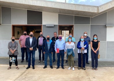 Imagen secundaria 1 - Zona de dunas donde se colocará una pasarela de madera a modo de paseo; los ediles Picornell y Alandete en una reunión con vecinos y una zona verde de Marenys. 