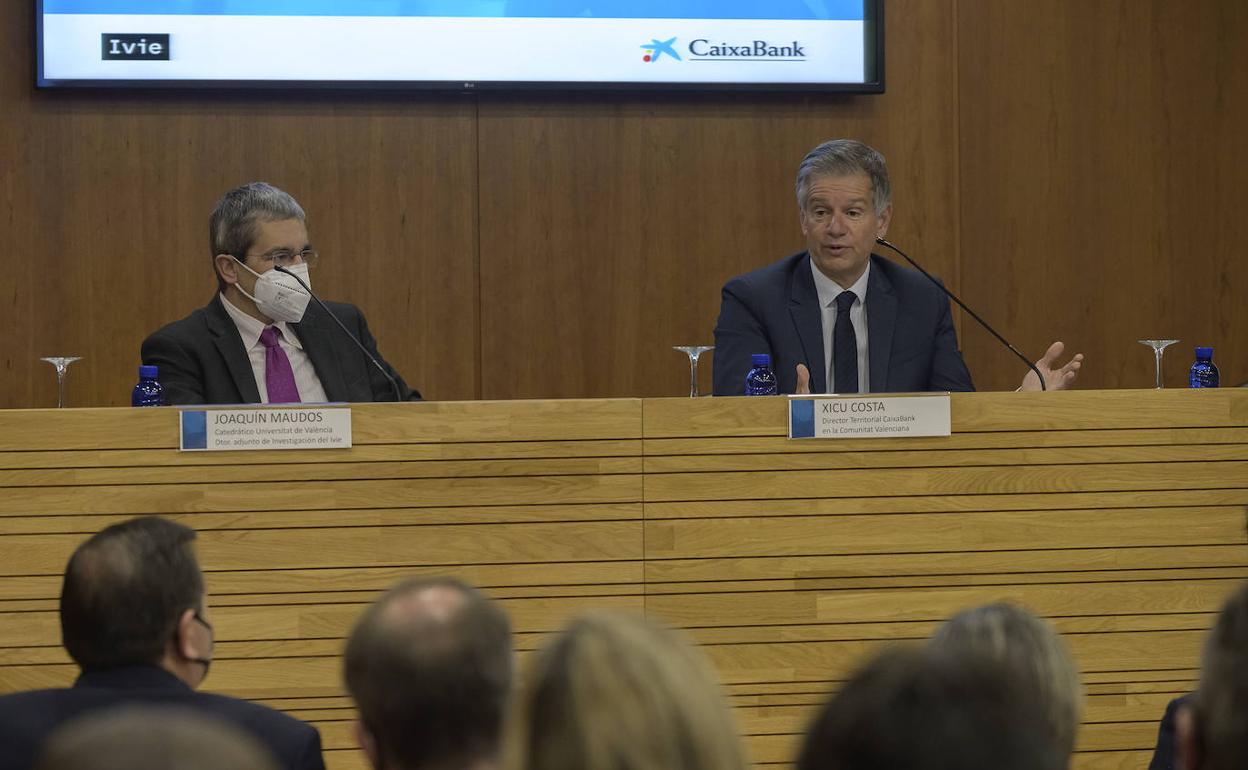 Joaquín Maudos, director adjunto del IVIE, y Xicu Costa, director territorial de CaixaBank en la Comunitat Valenciana, durante la presentación del 'Observatorio sobre Gobierno, Estrategia y Competitividad de las Empresas (GECE). 