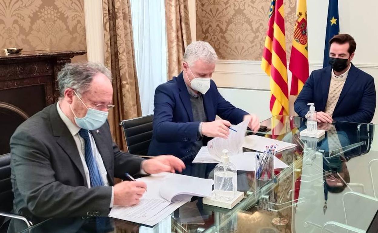 Momento de la firma del protocolo. 