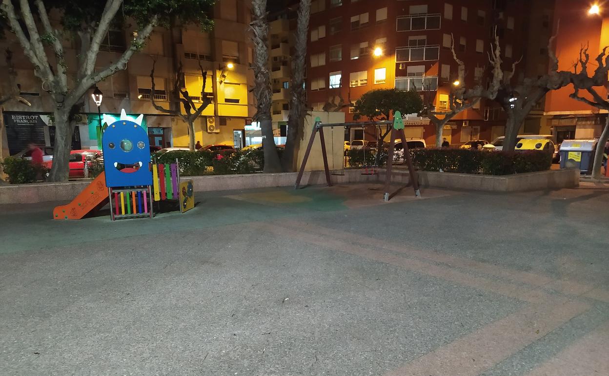 Los vecinos del parque Pere Crespí de Alzira denuncian falta de seguridad en el barrio